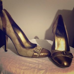 Authentic Gucci print pumps